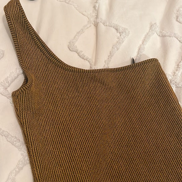 DYNAMITE PLISSE ONE SHOULDER TOP - Picture 4 of 4